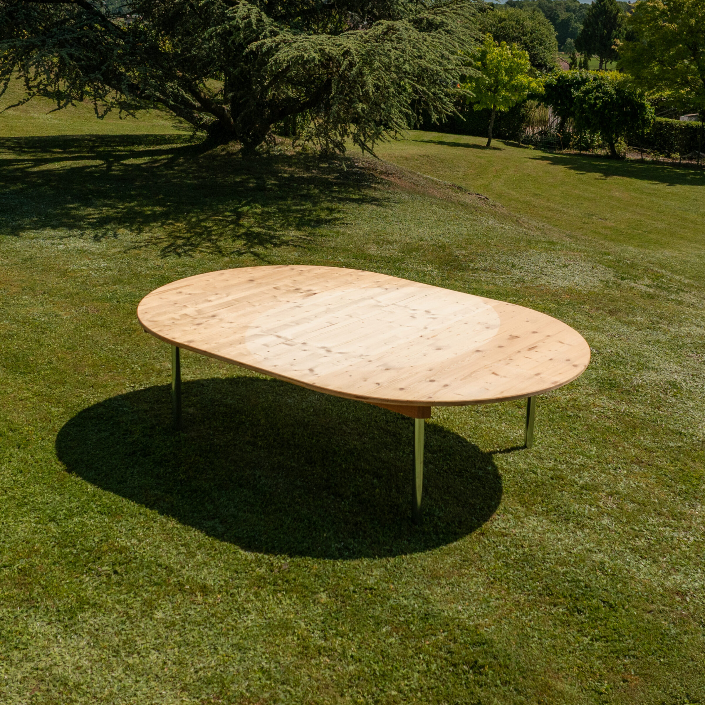 Table oval en bois - 12 pers