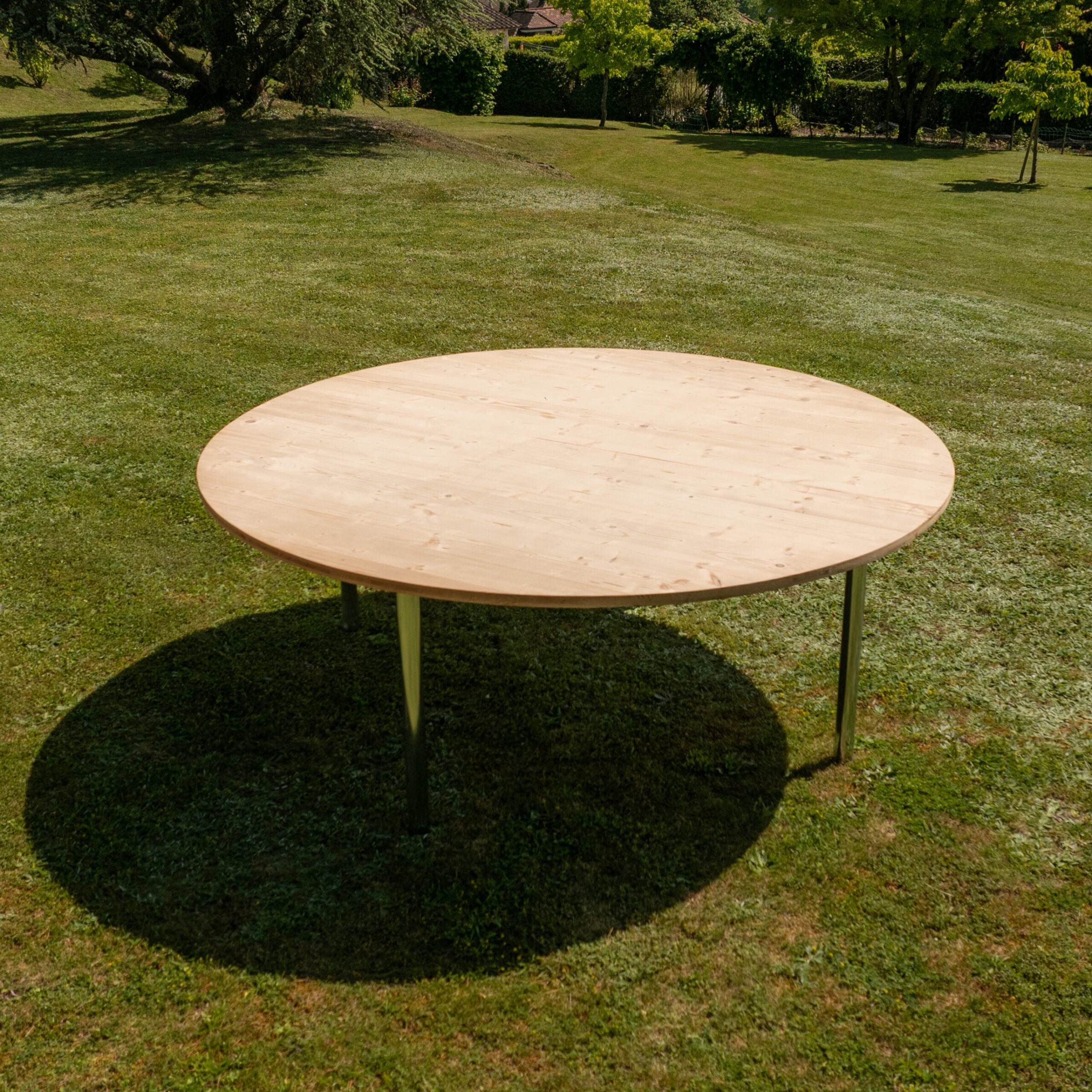 Table ronde en bois - 10 pers