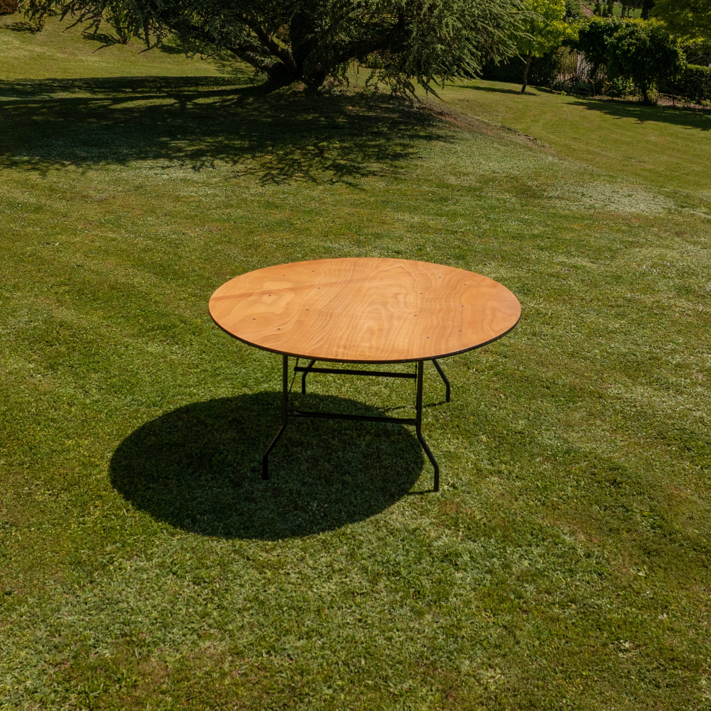 Table ronde en bois - 8 pers